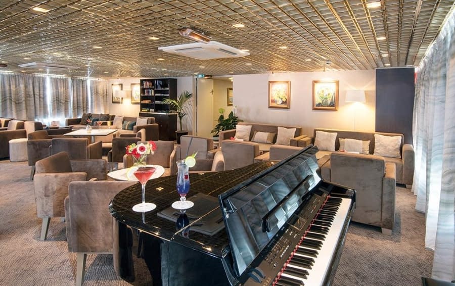 Piano bar